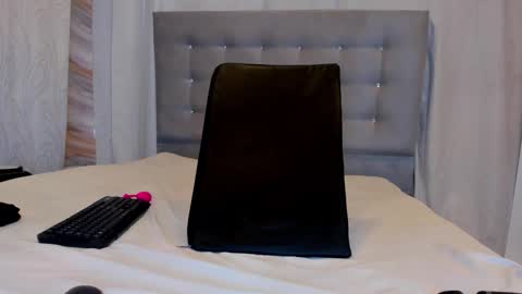 xionela gates online show from January 9, 8:10 pm