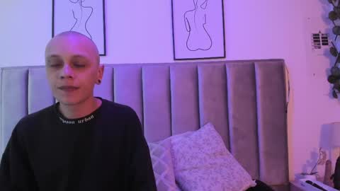 Snapshot of obsession_mine chatting on April 11, 5:17 pm Sara Help me reach 1000 followers online show from April 11, 5:17 pm