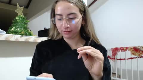 Snapshot of odette_brigh_ chatting on December 12, 2:37 am Val online show from December 12, 2:37 am