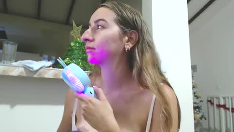 Snapshot of odette_brigh_ chatting on December 12, 10:52 pm Val online show from December 12, 10:52 pm