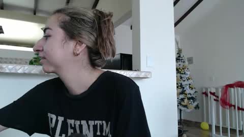Snapshot of odette_brigh_ chatting on December 18, 2:38 pm Val online show from December 18, 2:38 pm