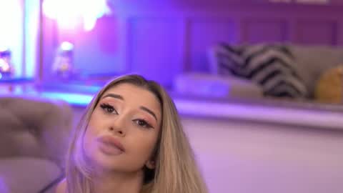 Snapshot of odettebensen chatting on October 17, 5:21 am Odette online show from October 17, 5:21 am