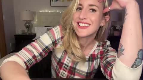 Snapshot of officiallyonlytams chatting on December 25, 3:29 am Tams online show from December 25, 3:29 am