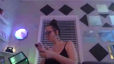 Snapshot of officialstormix chatting on April 12, 2:05 am officialstormix online show from April 12, 2:05 am