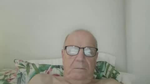 Snapshot of oggi95 chatting on September 23, 7:44 am oggi95 online show from September 23, 7:44 am