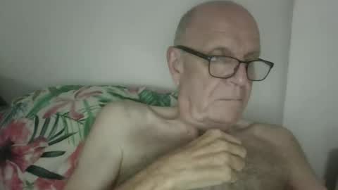 Snapshot of oggi95 chatting on October 10, 8:35 am oggi95 online show from October 10, 8:35 am