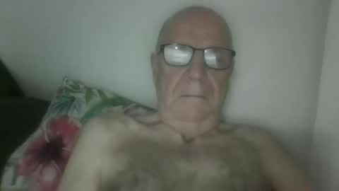 Snapshot of oggi95 chatting on October 11, 8:02 am oggi95 online show from October 11, 8:02 am