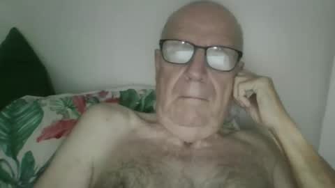 Snapshot of oggi95 chatting on October 18, 7:42 am oggi95 online show from October 18, 7:42 am