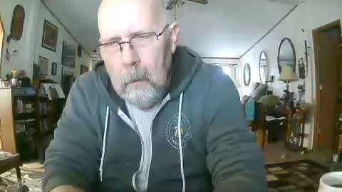 Snapshot of ogusbogus chatting on December 1, 2:11 pm Maximus No Mo online show from December 1, 2:11 pm