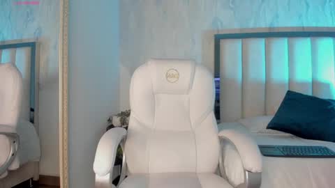 Holly online show from January 13, 8:04 pm