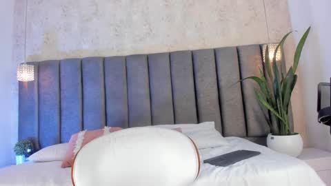 Holly online show from March 1, 11:04 pm