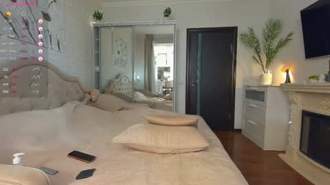 Julie online show from February 24, 7:11 am