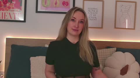 Snapshot of oh_kitty chatting on January 13, 7:43 am Kourtney online show from January 13, 7:43 am