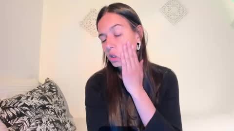 ohanna_ online show from December 4, 10:30 pm