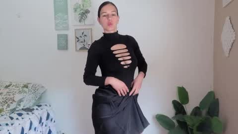 ohanna_ online show from April 24, 6:10 pm