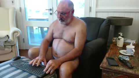 Snapshot of ohjonny55 chatting on April 18, 3:10 am Ohjonny online show from April 18, 3:10 am