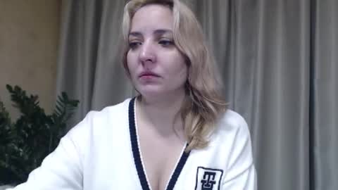 Mari online show from December 4, 6:49 pm