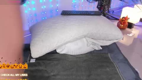 ohyesly_ online show from October 23, 10:47 am