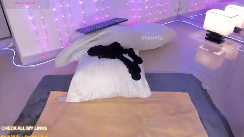 ohyesly_ online show from November 11, 9:53 am