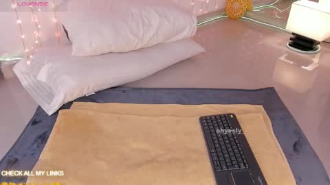 ohyesly_ online show from January 6, 10:08 am