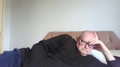 Snapshot of old_fkrr_ chatting on April 28, 8:41 am old_fkrr_ online show from April 28, 8:41 am