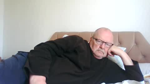 Snapshot of old_fkrr_ chatting on June 4, 10:32 am old_fkrr_ online show from June 4, 10:32 am