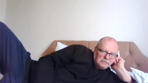 Snapshot of old_fkrr_ chatting on June 15, 10:17 am old_fkrr_ online show from June 15, 10:17 am