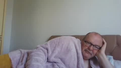 Snapshot of old_fkrr_ chatting on June 24, 10:58 am old_fkrr_ online show from June 24, 10:58 am