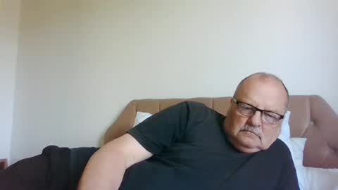 Snapshot of old_fkrr_ chatting on August 2, 8:35 am old_fkrr_ online show from August 2, 8:35 am