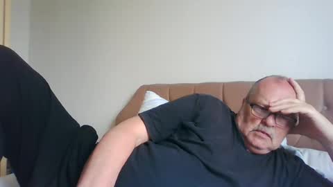 Snapshot of old_fkrr_ chatting on August 3, 9:48 am old_fkrr_ online show from August 3, 9:48 am