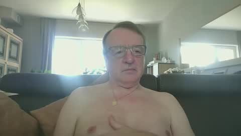 Snapshot of oldtimer160162493 chatting on May 1, 12:43 pm oldtimer160162493 online show from May 1, 12:43 pm