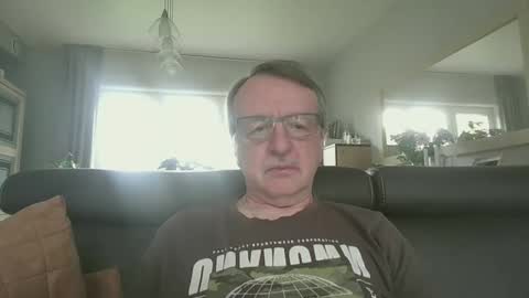 Snapshot of oldtimer160162493 chatting on May 11, 12:33 pm oldtimer160162493 online show from May 11, 12:33 pm