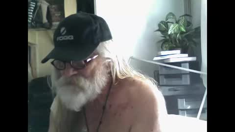 oleredtre online show from April 5, 7:33 pm