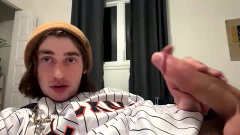 Snapshot of oliboy34 chatting on December 18, 2:06 am oliboy34 online show from December 18, 2:06 am