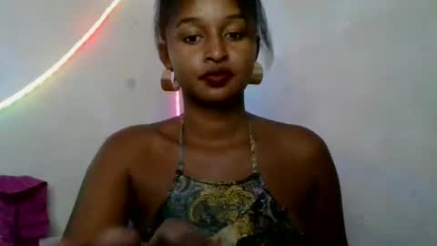 olinah610 online show from May 25, 11:16 am