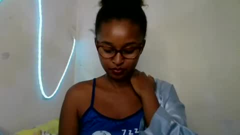 olinah610 online show from May 29, 11:41 am