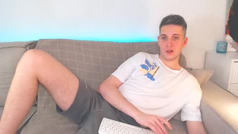 Snapshot of oliver_hort chatting on February 18, 3:32 pm Oliver online show from February 18, 3:32 pm