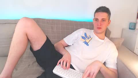 Snapshot of oliver_hort chatting on February 28, 10:41 am Oliver online show from February 28, 10:41 am