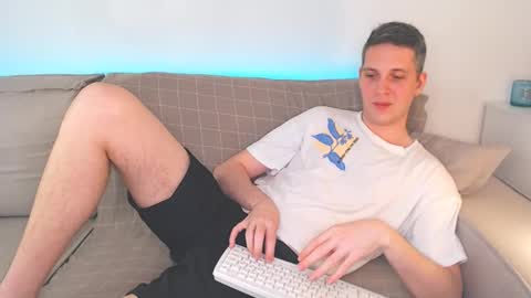 Snapshot of oliver_hort chatting on March 5, 12:55 pm Oliver online show from March 5, 12:55 pm