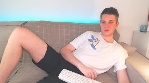 Snapshot of oliver_hort chatting on March 8, 11:37 am Oliver online show from March 8, 11:37 am