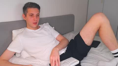 Snapshot of oliver_hort chatting on November 4, 5:23 pm Oliver online show from November 4, 5:23 pm