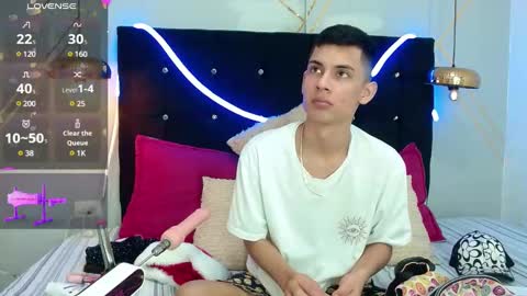 Snapshot of oliver_king_sex chatting on December 12, 5:26 pm Oliver  Smith online show from December 12, 5:26 pm