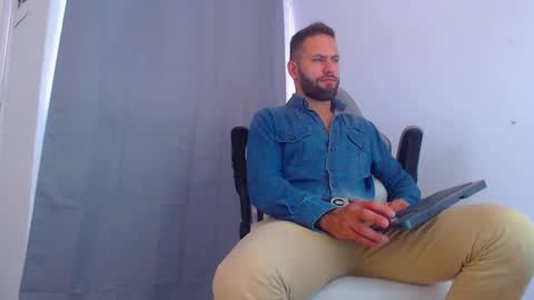 Snapshot of oliverdrew1 chatting on December 10, 6:28 pm oliver online show from December 10, 6:28 pm