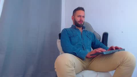 Snapshot of oliverdrew1 chatting on December 12, 1:43 am oliver online show from December 12, 1:43 am