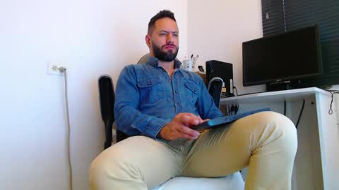 oliver online show from April 13, 3:39 pm