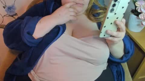 Snapshot of olivia_bud_gold chatting on February 9, 10:14 pm Olivia Gold online show from February 9, 10:14 pm