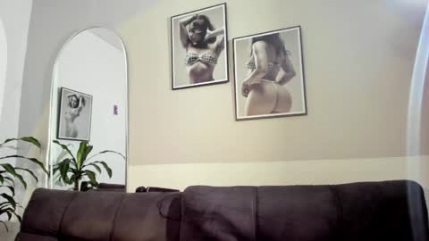Snapshot of olivia_collisn chatting on May 18, 11:27 am Olivia Collins online show from May 18, 11:27 am