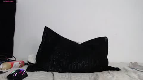 Snapshot of olivia_rousse chatting on July 7, 6:47 am online show from July 7, 6:47 am