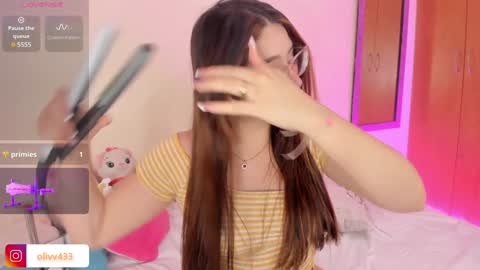 olivia_s19 online show from December 2, 4:09 am