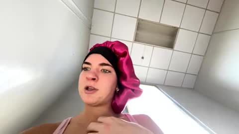 Snapshot of oliviaaraee chatting on February 6, 5:16 pm oliviaaraee online show from February 6, 5:16 pm